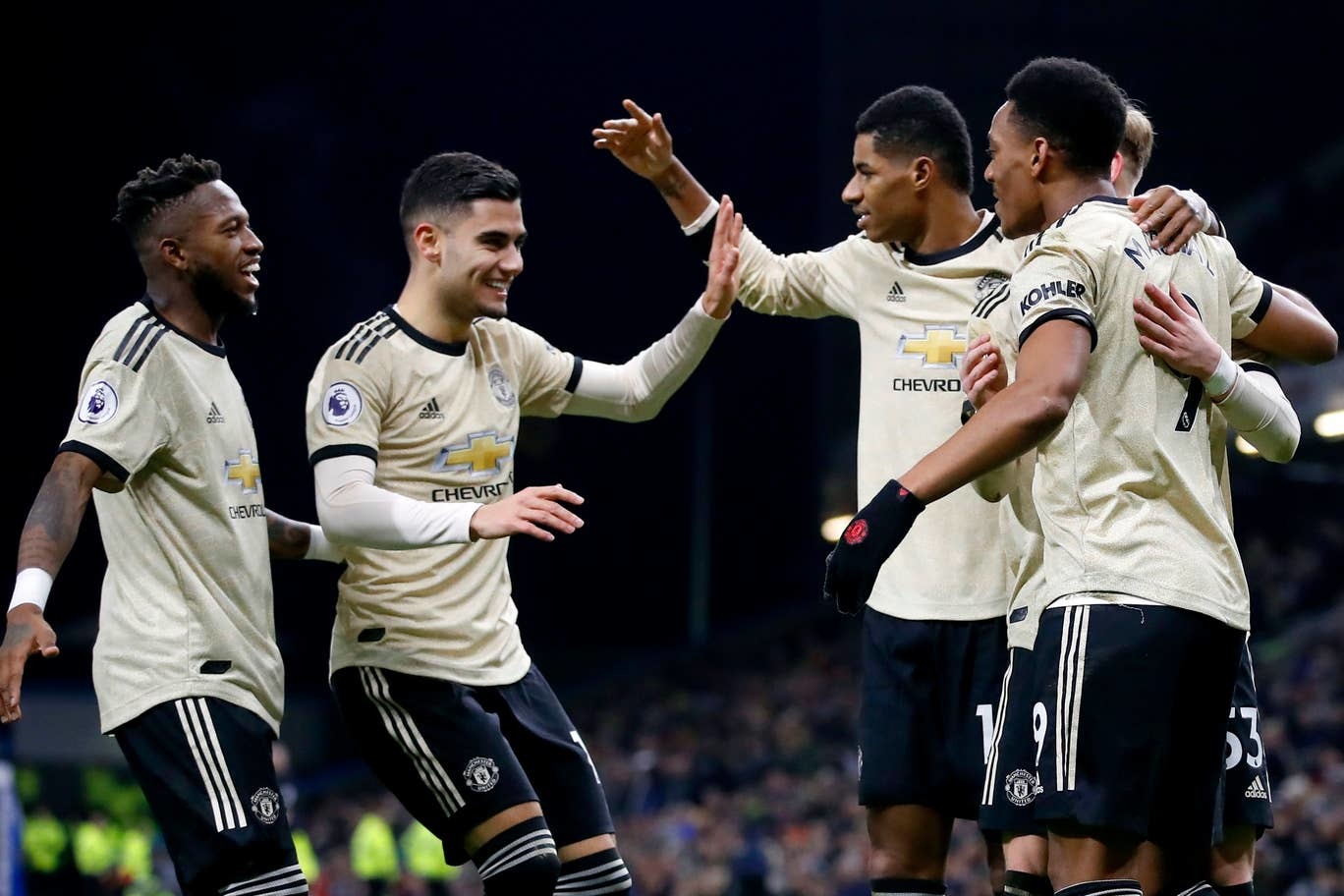 MU nhảy sát top 4 Premier League, hàng công lên mây xanh