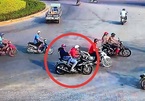 Clip ghi hình vụ kẻ trộm xe máy nổ súng vào 'hiệp sĩ' mặc áo khoác đỏ