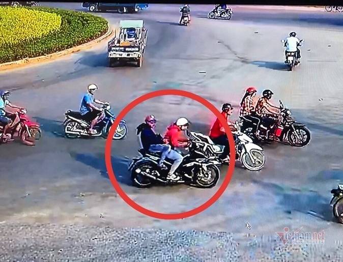 Clip ghi hình vụ kẻ trộm xe máy nổ súng vào 'hiệp sĩ' mặc áo khoác đỏ