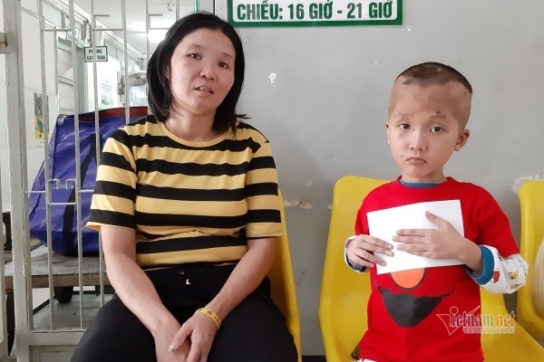 Gia đình bé Gia Bảo cảm ơn bạn đọc Báo VietNamNet