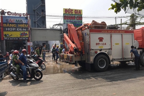 Đánh đập vợ con, 2 tay 2 dao thách thức công an ở Thủ Đức