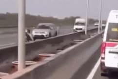 Clip đôi nam nữ lao xe máy ngược chiều trên cao tốc Long Thành