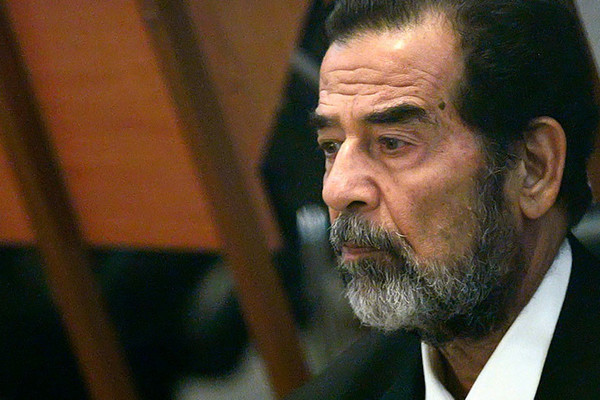 Mỹ đã nắm thóp Saddam Hussein bằng cách nào?