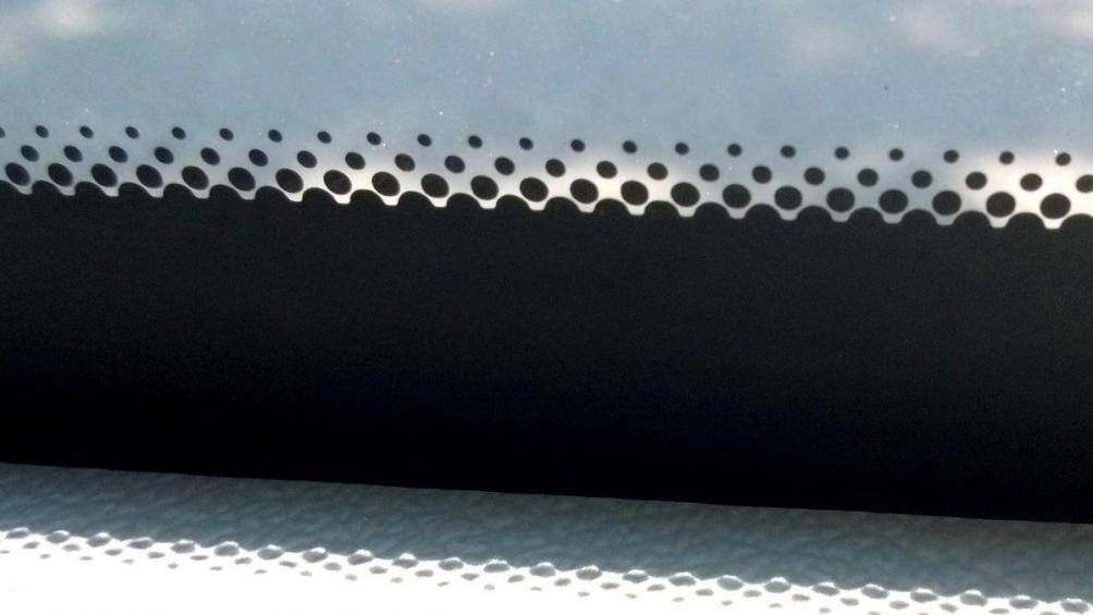Những chấm đen nhỏ li ti trên kính ô tô có tác dụng gì?