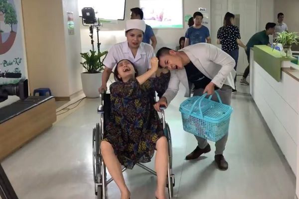Khang 'Hoa hồng trên ngực trái' rụng tóc vì bị San giật khi đưa đi đẻ