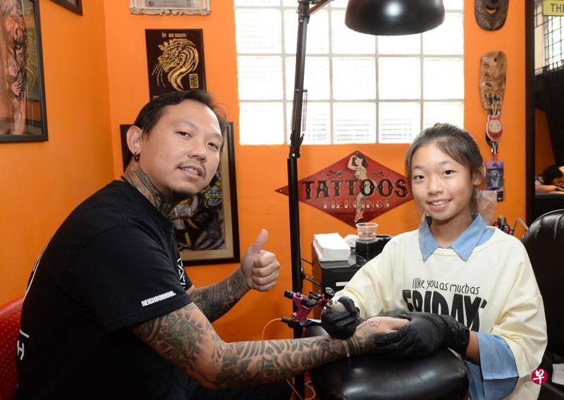 Bé gái 12 tuổi trở thành thợ xăm nhỏ tuổi nhất Singapore