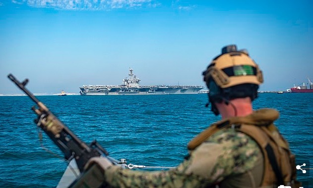 Hàng chục tàu Iran vây quanh tàu sân bay Mỹ