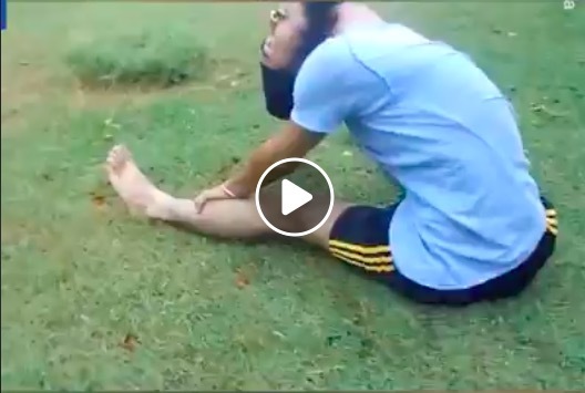 Xem người đàn ông có thể vặn ngược đầu ra sau