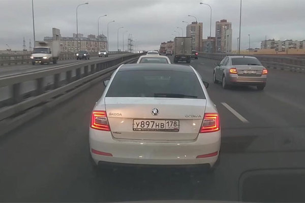 Clip lái xe bất ngờ quăng lựu đạn giữa đường tấp nập ở Nga