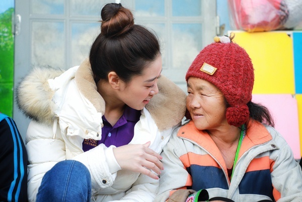 Khánh Vân cười tít mắt cõng bé dân tộc, hát say sưa giữa trời 10 độ C
