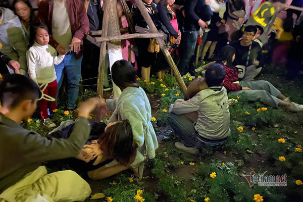 Chen nhau đón năm mới, thiếu nữ ngất xỉu bên vườn hoa Hà Nội