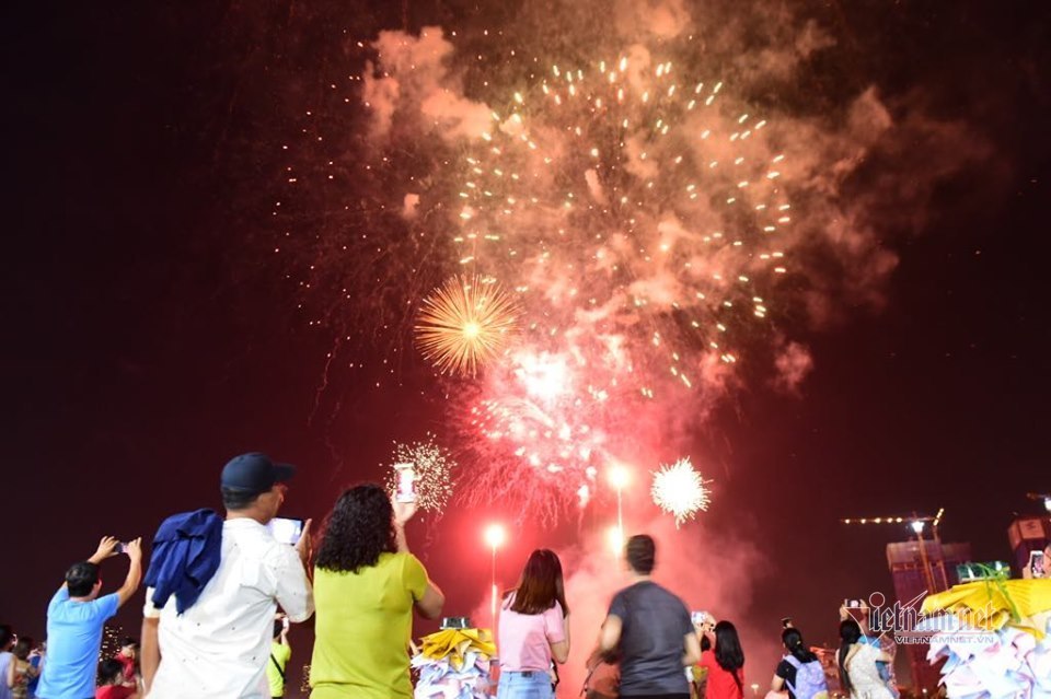 Sài Gòn rực rỡ pháo hoa khoảnh khắc chào năm 2020