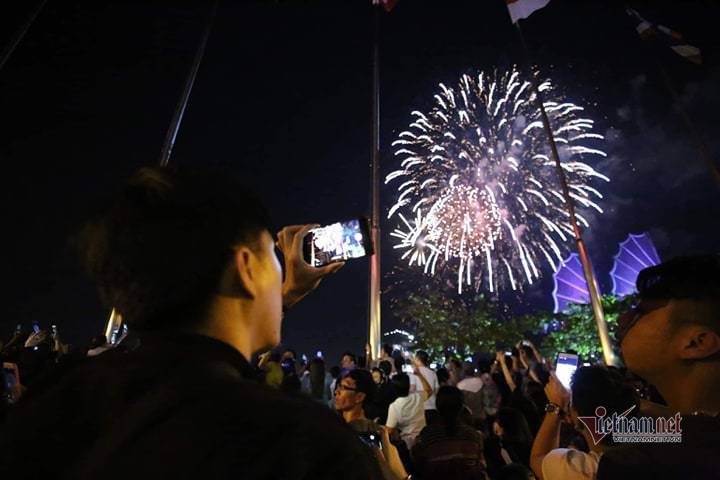 Sài Gòn rực rỡ pháo hoa khoảnh khắc chào năm 2020