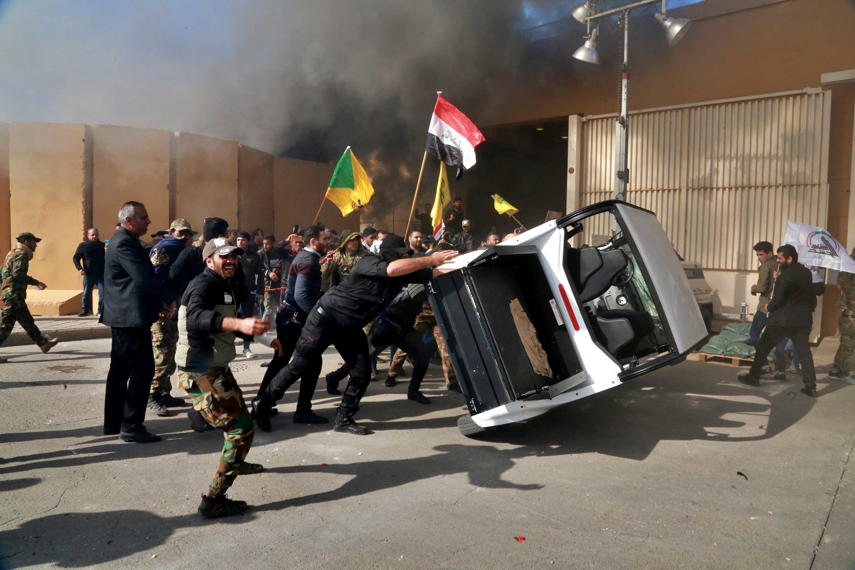 Нападение на посольство. Штурм посольства США В Багдаде. Штурм посольства США В Ираке 2019. Посольство США В Багдаде. Нападение на посольство США В Багдаде (2019).