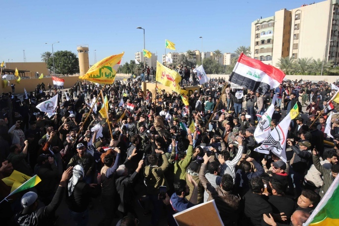 Hàng trăm người biểu tình tấn công ĐSQ Mỹ tại Baghdad