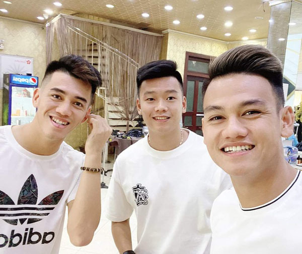 Các cầu thủ U23 Việt Nam thi nhau cắt tóc 'cầu may' chào năm mới