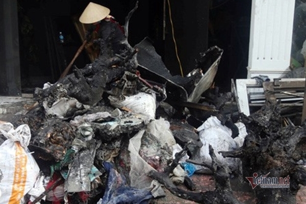 Cháy tiệm áo cưới ngày đầu năm, vợ chồng chủ tiệm chạy lên sân thượng kêu cứu