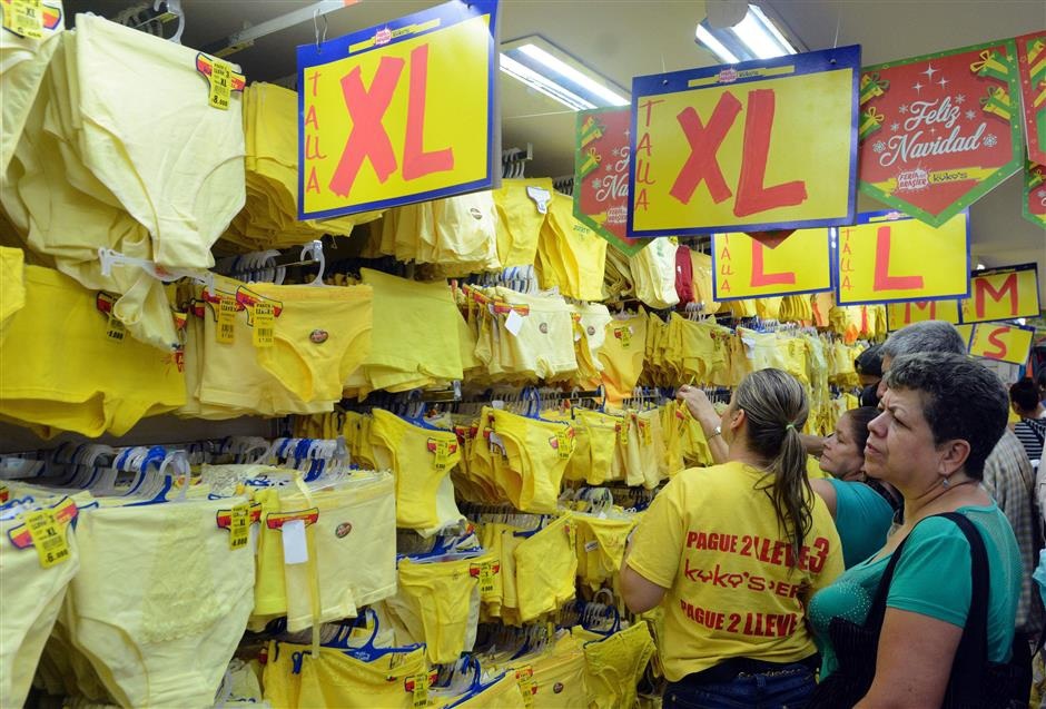 Mặc nội y nóng bỏng, sặc sỡ trong đêm giao thừa để chào năm mới