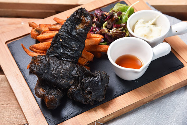 Món ăn nhìn như 'cục than đen xì' nhưng vị ngon 'quên sầu'