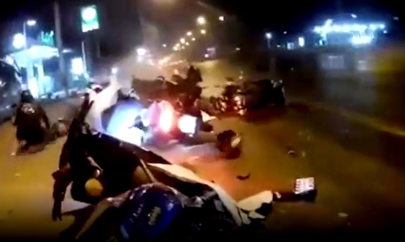 Tài xế xe bán tải ngủ gật, đâm loạt xe máy đang dừng đỗ