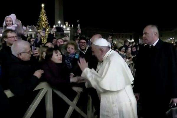 Giáo hoàng Francis tức giận 'tát' tay người phụ nữ bất kính trong đêm giao thừa