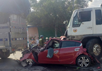 Xe tải tông loạt ô tô dừng đèn đỏ, xe đón dâu bẹp dúm ở Bình Thuận