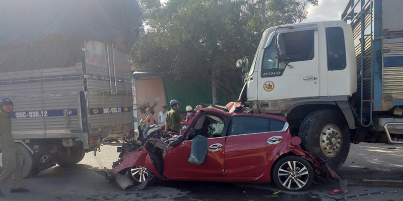 Xe tải tông loạt ô tô dừng đèn đỏ, xe đón dâu bẹp dúm ở Bình Thuận