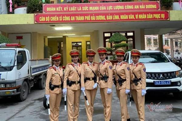 Nữ CSGT xinh đẹp xuống đường, dân thích thú vẫy tay chào năm mới