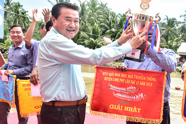 Sóc Trăng lên tiếng vụ bí thư huyện bị tố nhỏ hơn em ruột 2 tuổi