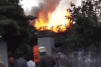 Không xe cứu hỏa, dân hắt từng chậu nước vào ngôi nhà gỗ rừng rực cháy