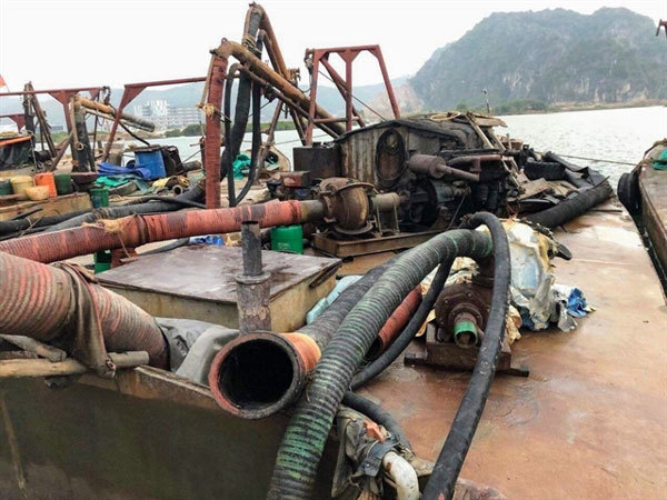 Six ships seized for illegally exploiting sand
