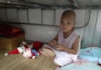 Xót thương bé gái côi cút nằm gầm giường chữa bệnh ung thư