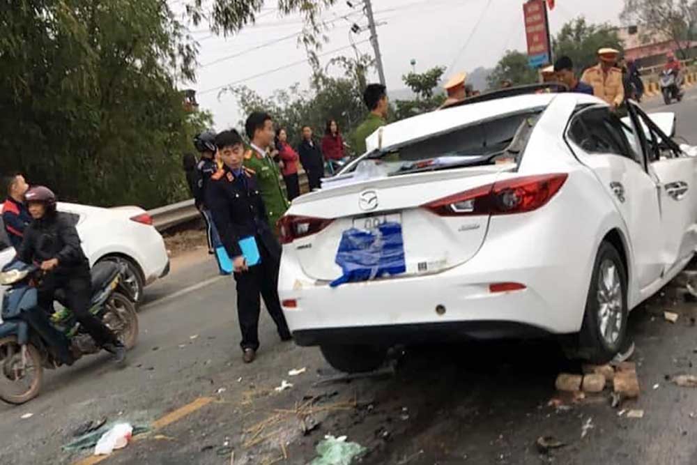 Húc vào đuôi xe ben, tài xế Mazda chết trong buồng lái