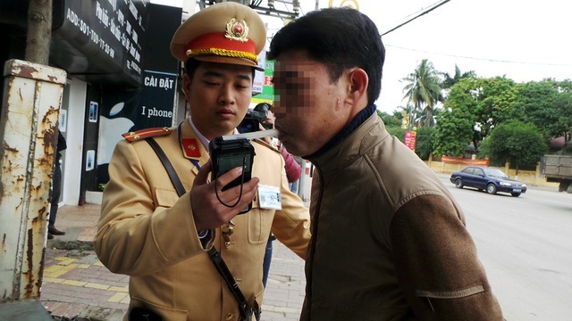 Dân Hà Nội 'đỏ mắt' tìm dịch vụ thuê người lái xe về sau cuộc nhậu say
