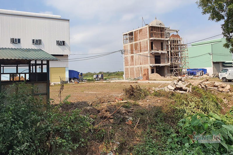 Một xã ở Hà Nội có hàng chục công trình xây dựng lấn sông, lấp hồ