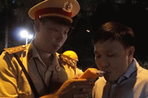 Uống 2 lon bia chạy xe máy, liêu xiêu 3 lần ngậm ống thổi, bị phạt 4,5 triệu