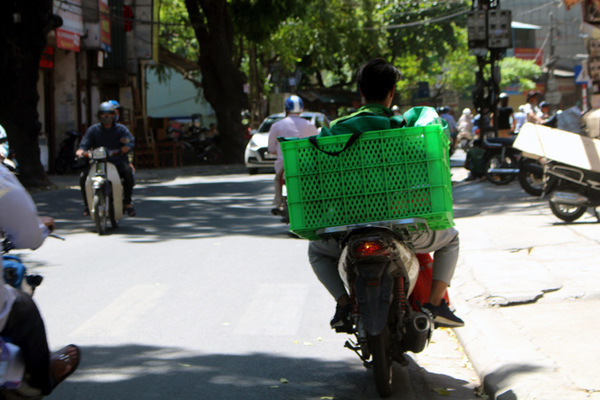 Shipper kiếm được 50 triệu/tháng vẫn bị bạn gái lên mạng than thở