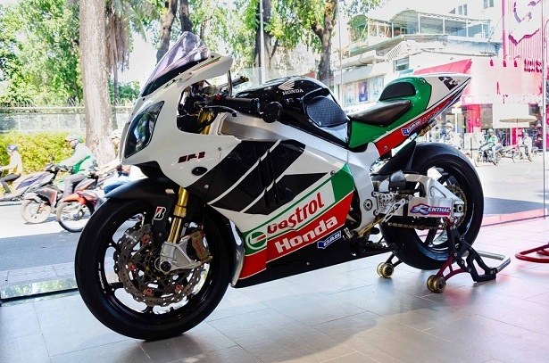 Chi tiết môtô đua chạy phố Honda VTR 1000 RC51 SP2 độc nhất VN