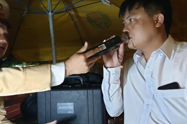 Cảnh sát 141 ở Hà Nội 'bay' lên vỉa hè né tài xế say xỉn lao ô tô vun vút