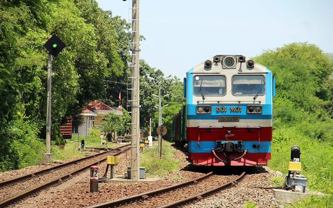 Nghe VietNamNet: Đường sắt 'khốn đốn' vì hàng không giá rẻ lấn hết thị phần?