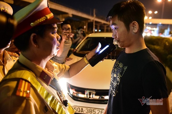 CSGT nháo nhào tìm thanh niên làm 'chuyện lạ' trước chốt đo cồn