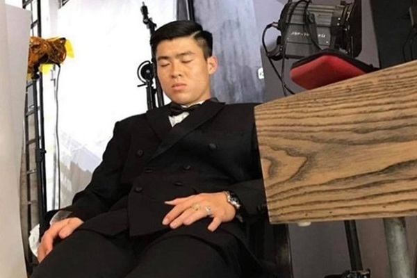 Cầu thủ Duy Mạnh ngủ gật ngon lành trong lúc chụp ảnh cưới