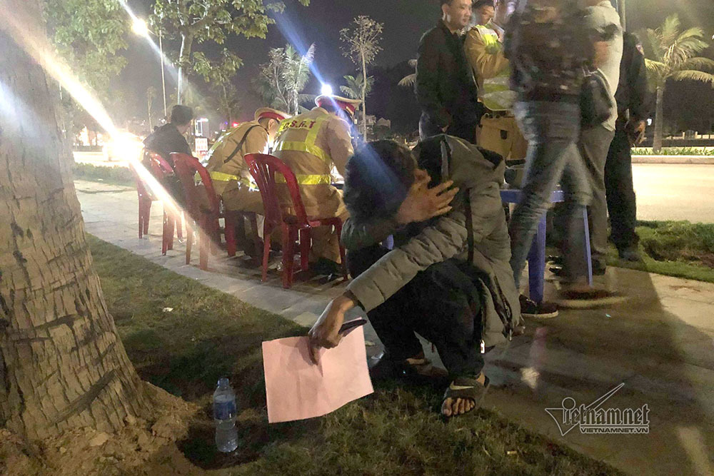 Nghe VietNamNet: Sau nhậu tất niên, nam sinh viên ôm mặt khóc vì bị phạt 7 triệu