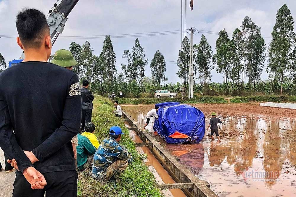 Nghe VietNamNet: Ô tô cảnh sát giao thông lao xuống ruộng ở Phú Thọ