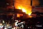 Xưởng gỗ ven Sài Gòn cháy ngùn ngụt trong đêm