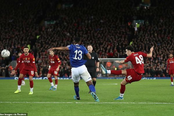 Liverpool loại Everton khỏi FA Cup nhờ siêu phẩm