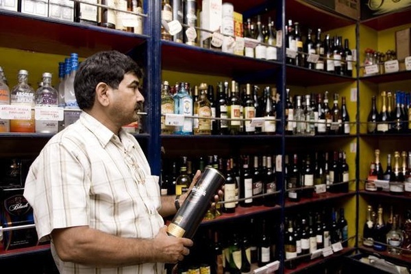 Singapore, UAE phạt nặng, bỏ tù người uống rượu bia nơi công cộng