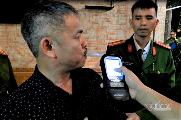 Tài xế Hà Tĩnh đấm vào mặt CSGT khi bị đo nồng độ cồn