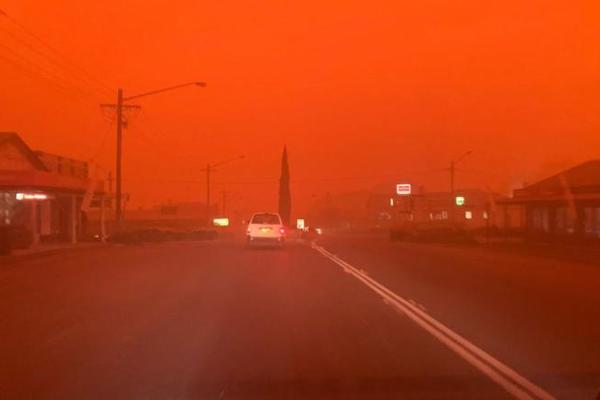 Cháy rừng, bầu trời Australia đỏ quạch như ngày tận thế