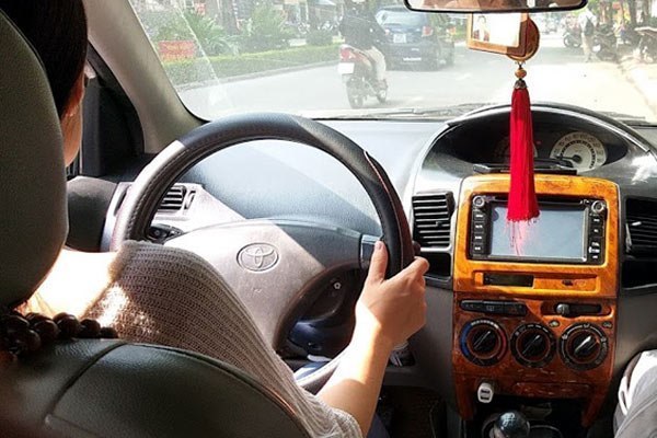 Một triệu đồng cho dịch vụ đưa khách say và xế hộp về nhà